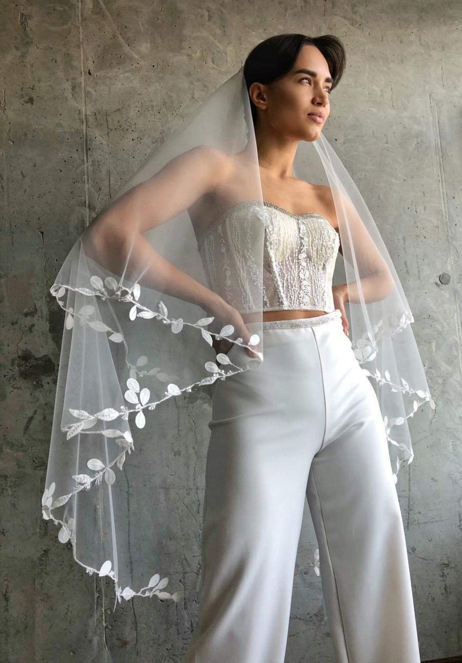 زفاف - Two tier wedding veil with floral lace trim, rustic wedding veil
