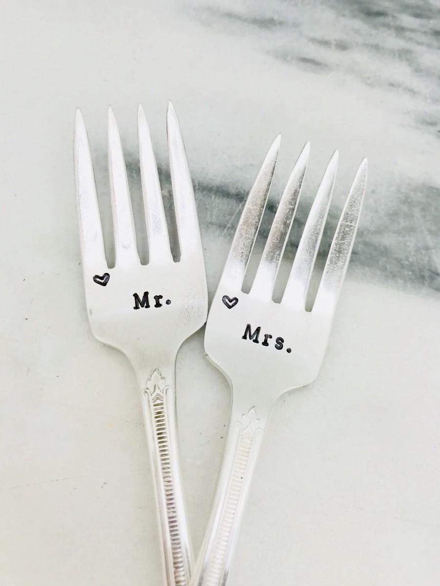 زفاف - Mr Mrs, hand stamped vintage wedding forks, engagement silverware, custom with wedding date, bridal and groom, personalized