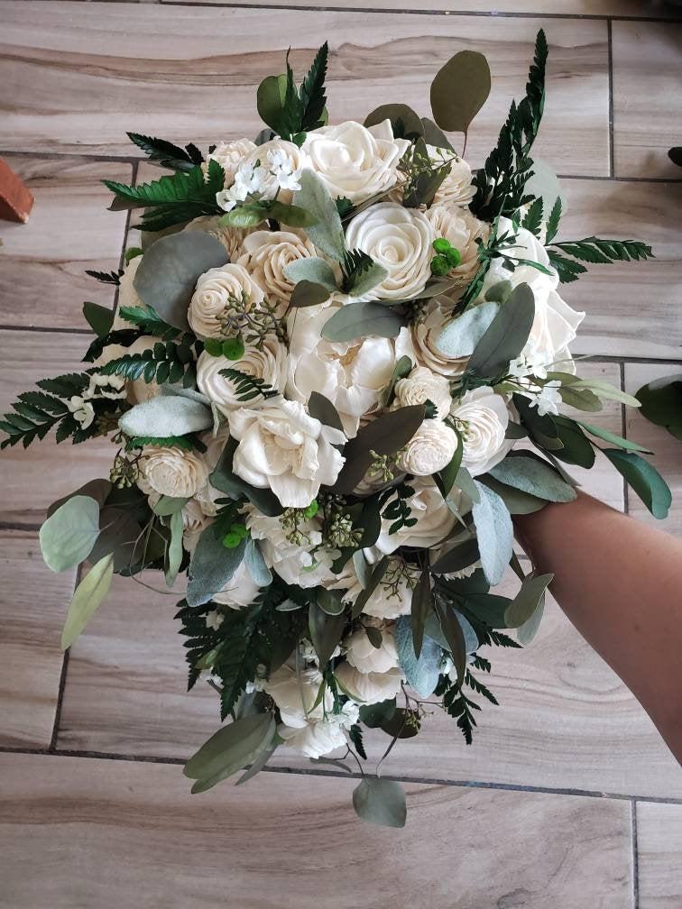 Mariage - Ivory and greens wedding bouquet, sola wood flowers