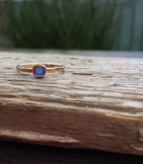زفاف - Rose gold and extra dainty Cornish sea glass ring.