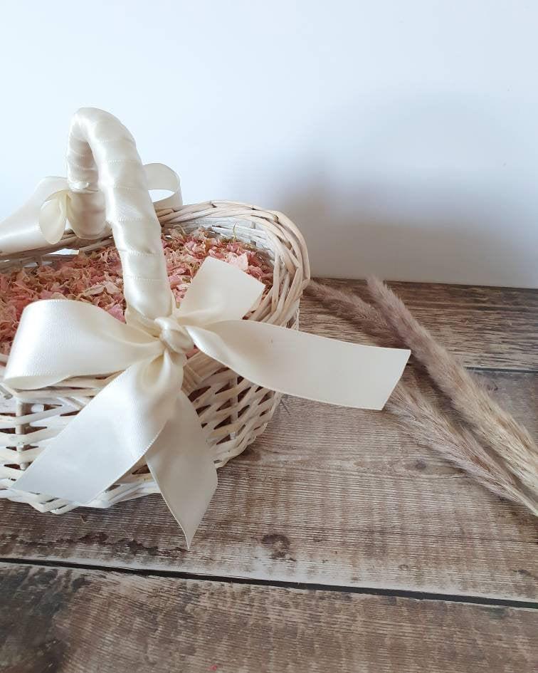 زفاف - White Flower girl basket with natural petal - flower girl accessories - biodegradable wedding confetti