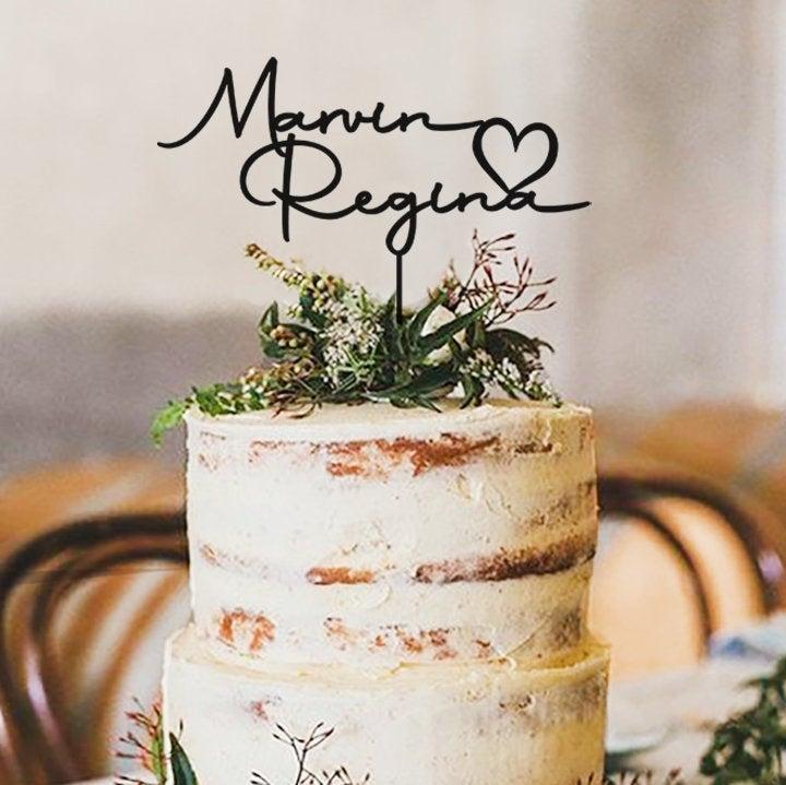 زفاف - Wedding Cake Topper With Heart / Script Mr and Mrs Cake Topper / Wedding Cake Topper with Date / Rustic Anniversary Cake Topper  - by TOA