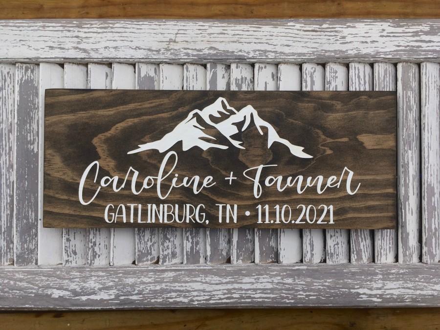 Hochzeit - Mountain Eloped Sign - Just Married Wooden Wedding Signs - Engagement Announcement Sign - Wedding Date Location Sign - Wedding Photo Prop