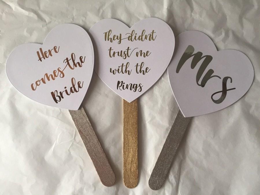 Hochzeit - Personalised Foiled Wedding paddles signs fans here comes the bride, Mr & Mrs wedding photo prop, handheld, bridesmaid etc