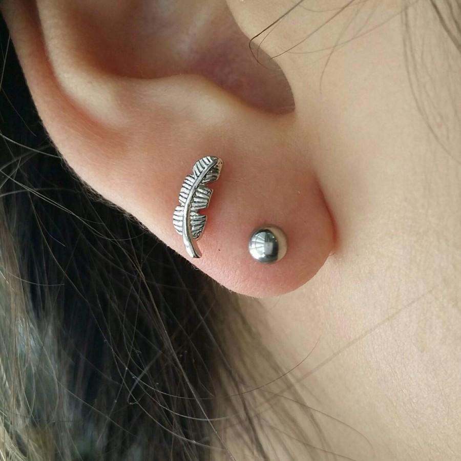 زفاف - Feather cartilage stud, simple design cartilage earring, flat back, conch earring, dainty stud, silver cartilage piercing, cute feather stud