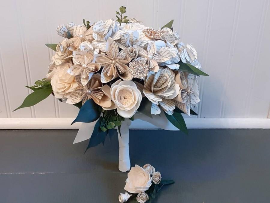 زفاف - Book Page and Sola Wood Bridal Bouquet accented with Brooches, Bookish Wedding Bouquet, Literary Theme Wedding, Paper Flower Bouquet