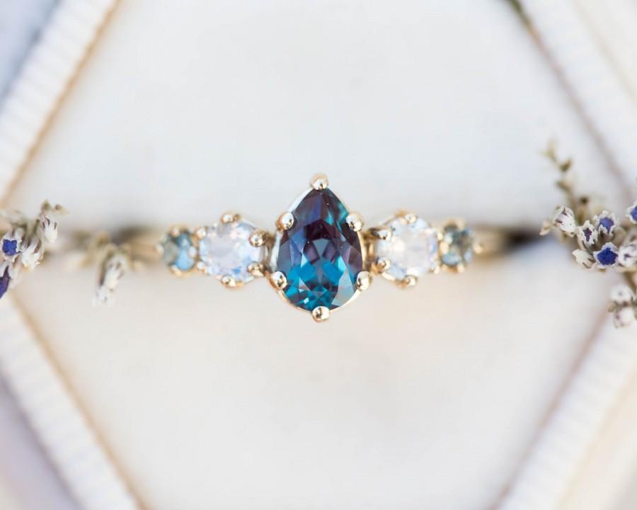 زفاف - Alexandrite moonstone cluster five stone engagement ring, 14k gold color change ring, cluster engagement ring, unique engagement ring
