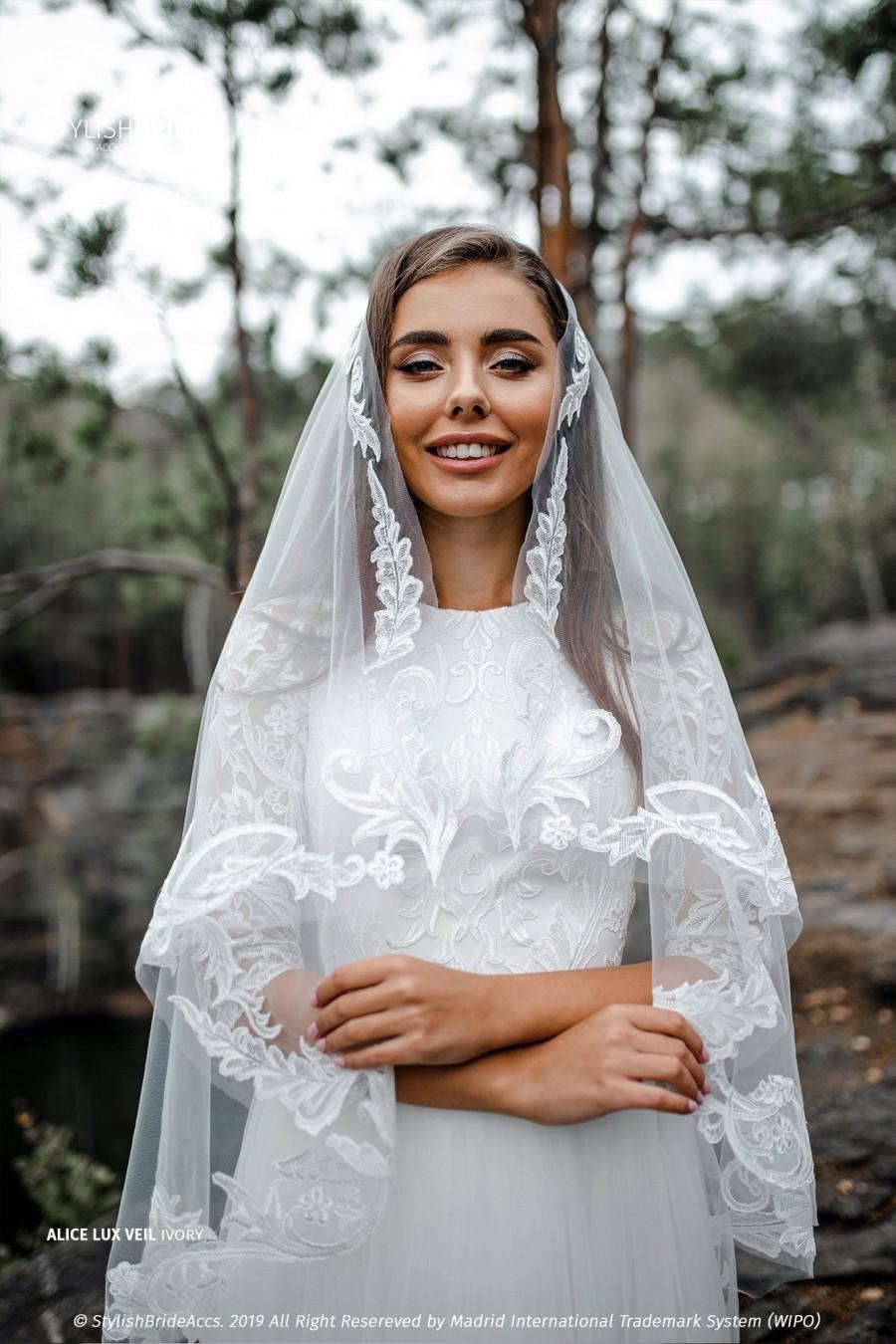 Mariage - Alice Lux Veil Hip Length, Short Veil with Lace, Boho Veil  New SBA collection