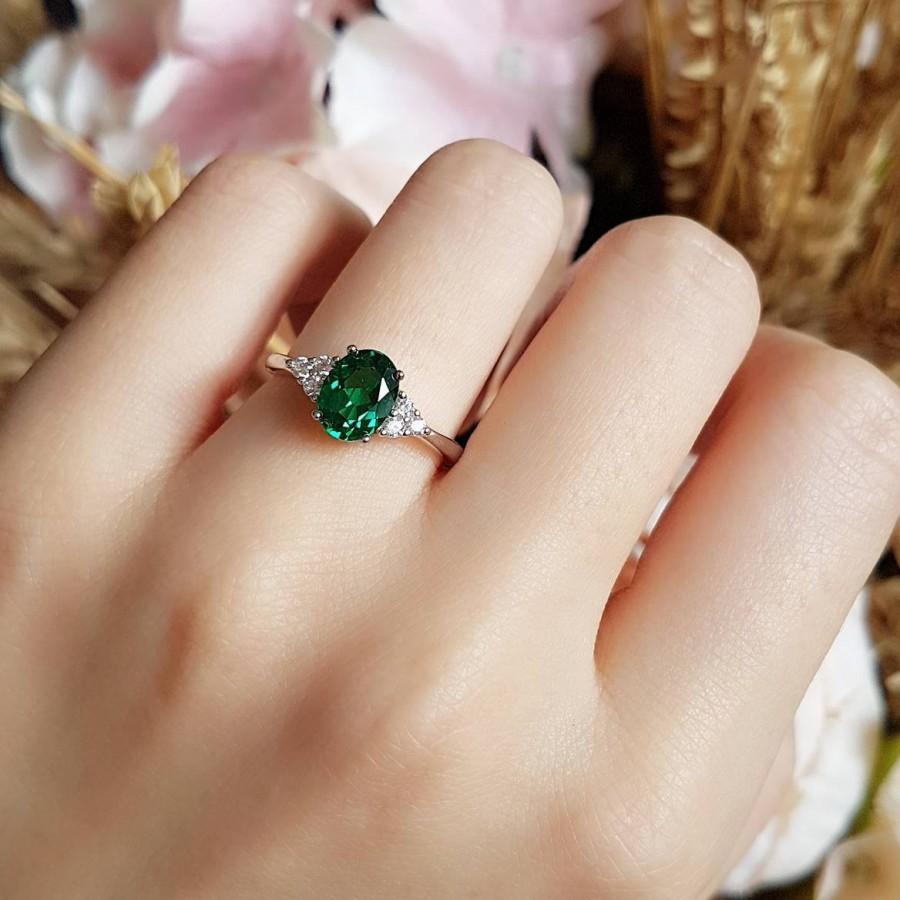 Mariage - Oval emerald ring, 2 Carats 6*8 mm Oval Cut Three Stone Style Emerald Engagement Ring, May Birthstone Promise Ring, Green Gemstone Ring