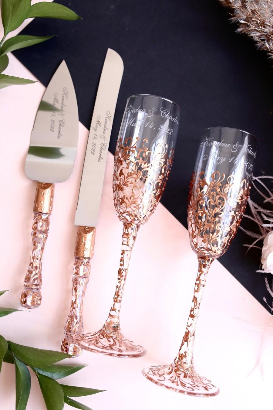 Mariage - personalized wedding glasses and cake server set Toasting flutes gold bride and groom Champagne glasses Wedding flutes and cake set of4