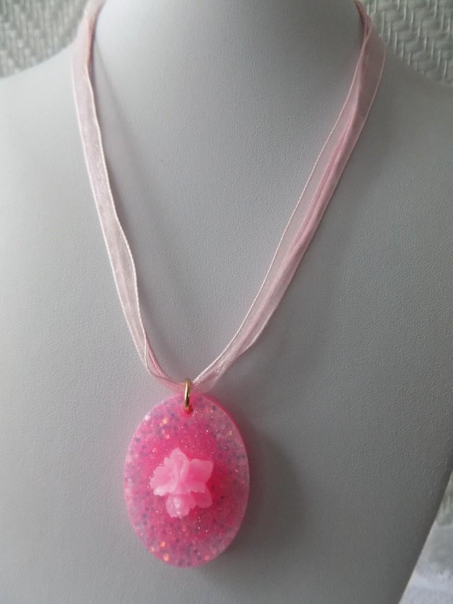 زفاف - Collier pendentif ovale rose pailleté,petites fleurs roses,fils coton et ruban organza de coloris rose.