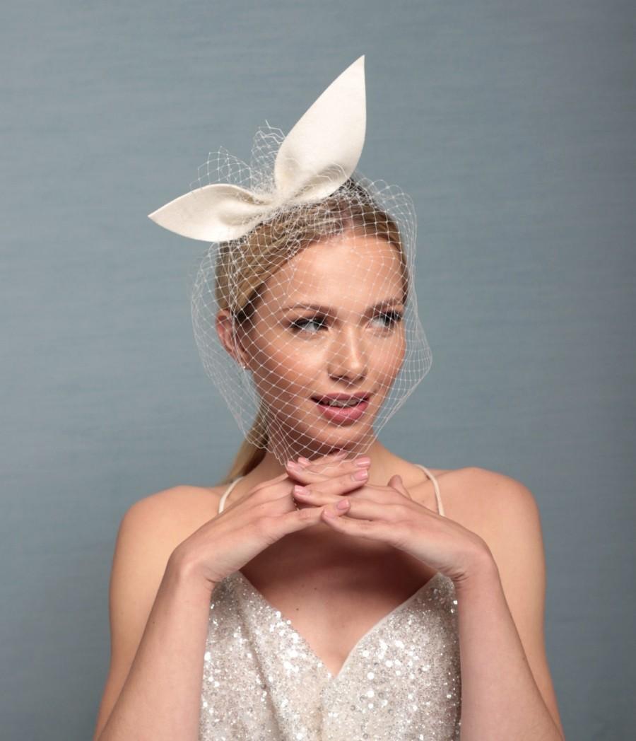 Свадьба - Bridal ivory big bow with veiling, creamy white headband with ears and netting, wedding headbow with birdcage modern wedding bow fascinator