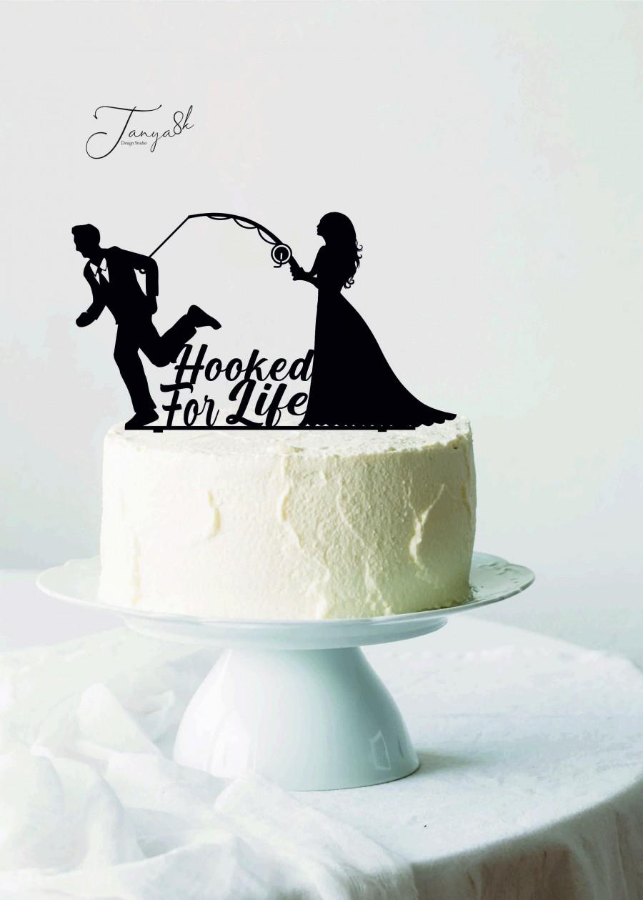 Mariage - Bride Pulling Groom Wedding Cake Topper, Hooked for Life, Bride Dragging Groom Topper, Fishing Cake Topper, Funny Cake Topper, Gift