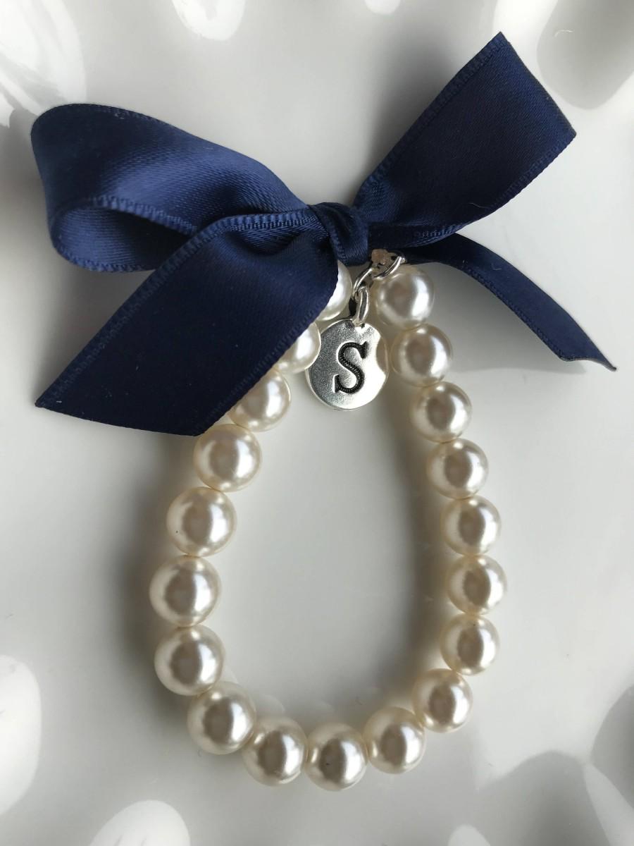 زفاف - Girl's pearl bracelet with Navy blue ribbon and initial charm, Personalized Flower Girl Gift