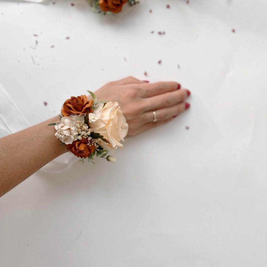 Свадьба - Terracotta flower corsage (per 1), floral wrist corsages, brown wrist corsages, Bridesmaids corsages,  Wedding bracelets,  Bridal bracelets