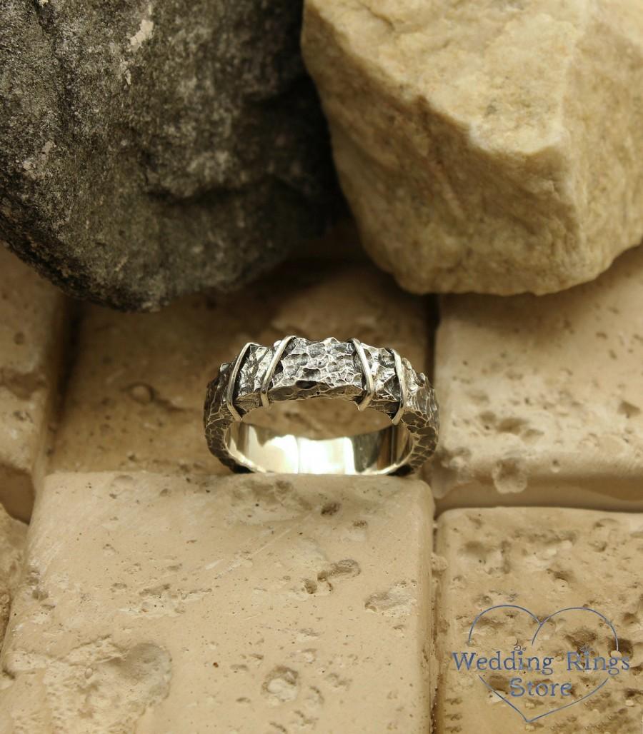 Mariage - Men's hammered wedding band in silver, Unique men's rocky wedding ring, Rustic wedding band, Mens heavy wedding band, Wild relief ring