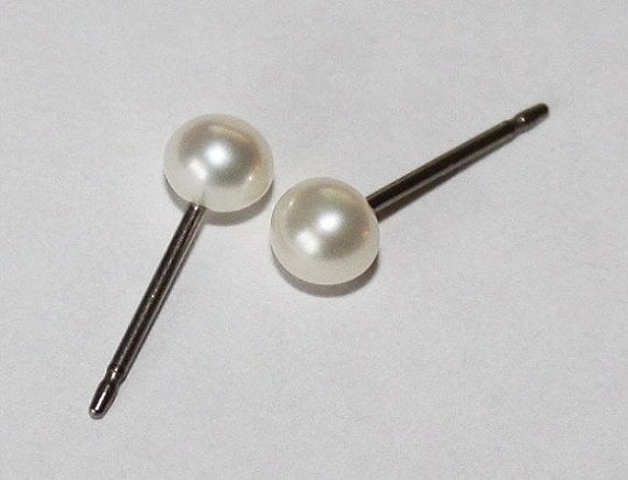 Mariage - Small 3mm, 4mm, 5mm, 6mm White fresh water pearl studs, Bridesmaid earrings, Titanium pearl earrings, Hypoallergenic, Flower girl earrings