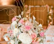 Hochzeit - Moss & Florals: A Rustic Chic Centerpiece