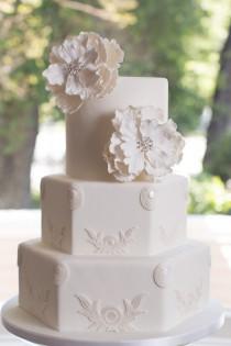 wedding photo -  Classic Wedding Cakes with a Modern Twist