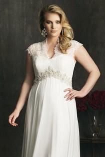 wedding photo - Bridal Guide: Shopping Tips for Plus-Size Brides