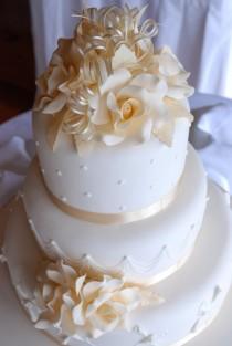 wedding photo - Ivory Roses Wedding Cake