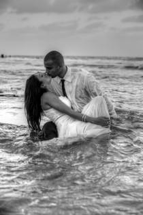 wedding photo - Wet kiss