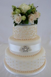 wedding photo -  Wedding Cake with filigree, pearls and pastel gold