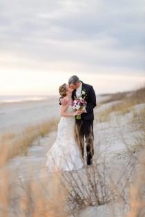 wedding photo - Baiser Dans Le Joli coucher du soleil sur les dunes