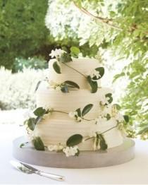 wedding photo - Gorgeous Garden Inspired Wedding Cake. 
