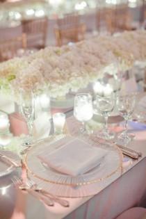 wedding photo - Eine Reihe Von Low, Lush Knospen säumen die Tische.