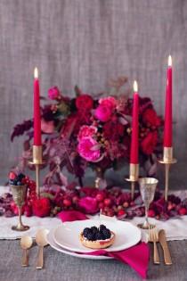 wedding photo - Audacieux rouge et Berry Tablescape Inspiration Tir