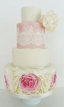 wedding photo - Gâteau de mariage rose de dentelle à volants