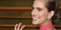 wedding photo - Allison Williams Flashes Her Engagement Ring At Vanity Fair Oscars Party