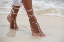 wedding photo - 1 Paar Strass Hochzeit Fuß Schmuck - "Passionate Pearls" - Barefoot Sandals