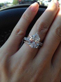 wedding photo - Pear Shaped Diamant-Ehering
