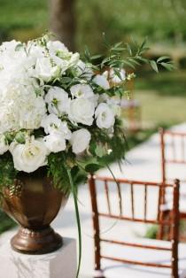 wedding photo - Elegante weiße Altar Arrangement