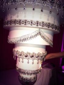 wedding photo - Kaley Cuoco a eu un gâteau de mariage à l'envers vers le bas lustre!