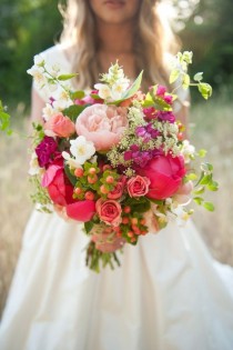 wedding photo - Refreshing pink and white wedding bouquet