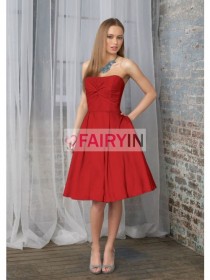 wedding photo -  Rot Gefaltet A-Linie/Princess-stil-stil Trägerloser Ausschnitt Knielang Taft Kleider für Hochzeit für 371,43 € - fairyin.com