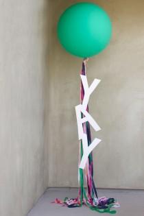 wedding photo - DIY "Yay!" Luftballons