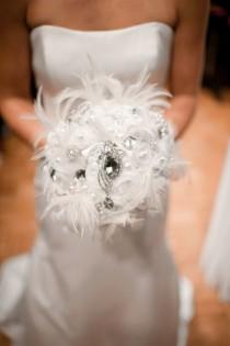 wedding photo - Plume et broche Bouquet