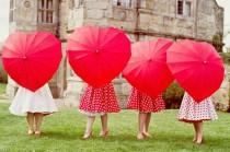 wedding photo - تحمل مظلات على شكل قلب لكبرى صور الأثر