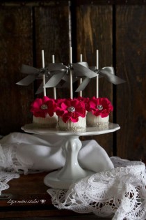 wedding photo - Wedding Cake Pops 