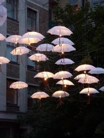 wedding photo - Schwimmende Lichter Regenschirm
