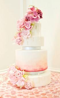 wedding photo - . Comment impressionnant est ce gâteau?!