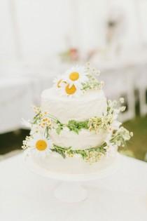 wedding photo - Gâteau de mariage avec des marguerites fraîches ..