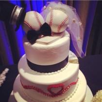 wedding photo - Baseball Wedding Cake 
