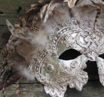 wedding photo - Venetian Masquerade Mask In Verziert Silber mit braunen Federn, Myrmidon