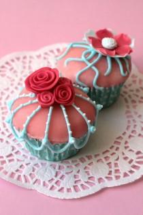 wedding photo - Vintage Pink And Turquoise Cupcakes 