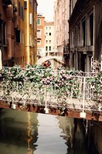 wedding photo - Brücke mit Rosen in Venedig